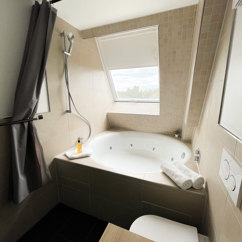 Whirlpool in der Suite im Holi City Apart Hotel Berlin