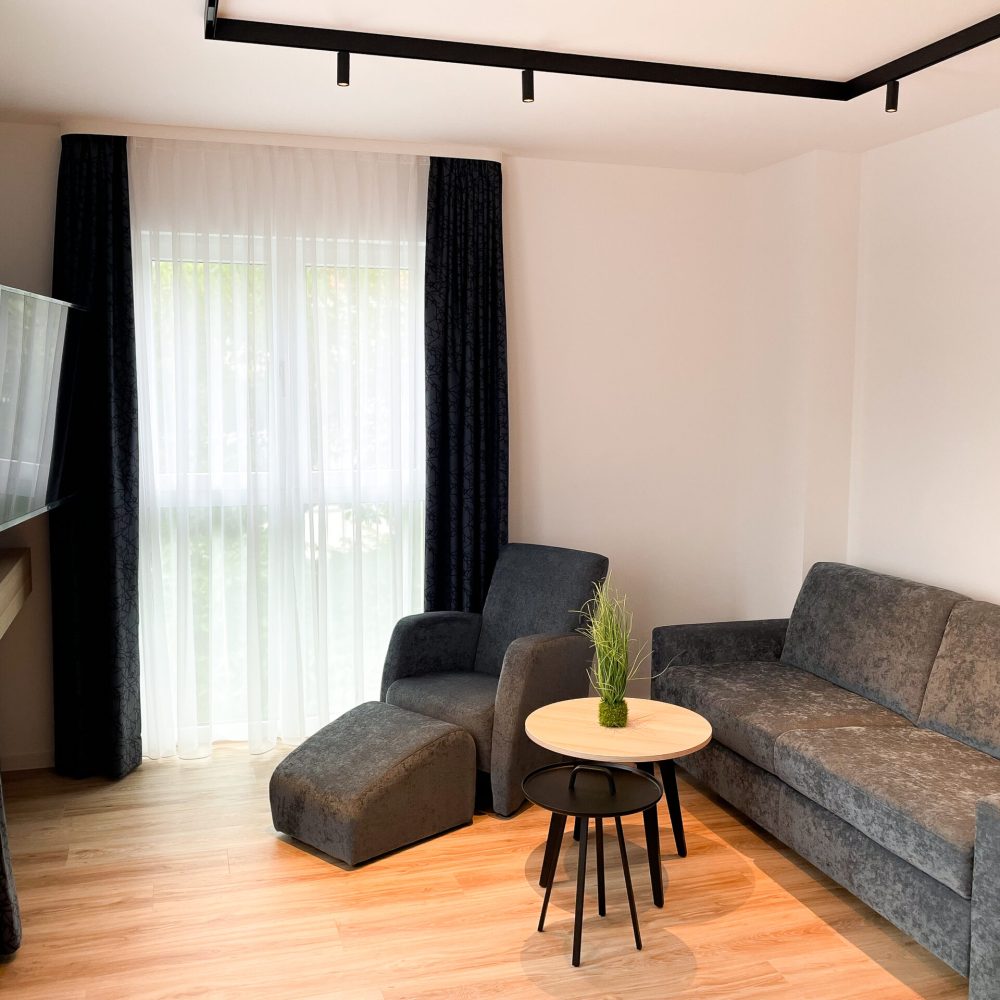 Blick auf die Couchecke Apartment Familienzimmer im Holi City Apart Hotel Berlin