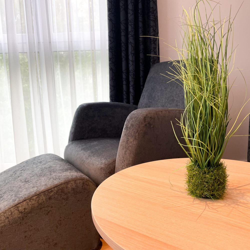 Sessel im Apartment Familienzimmer im Holi City Apart Hotel Berlin