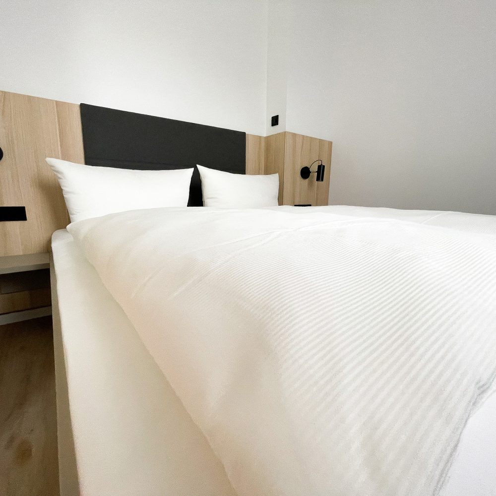 Bett im Apartment Familienzimmer im Holi City Apart Hotel Berlin